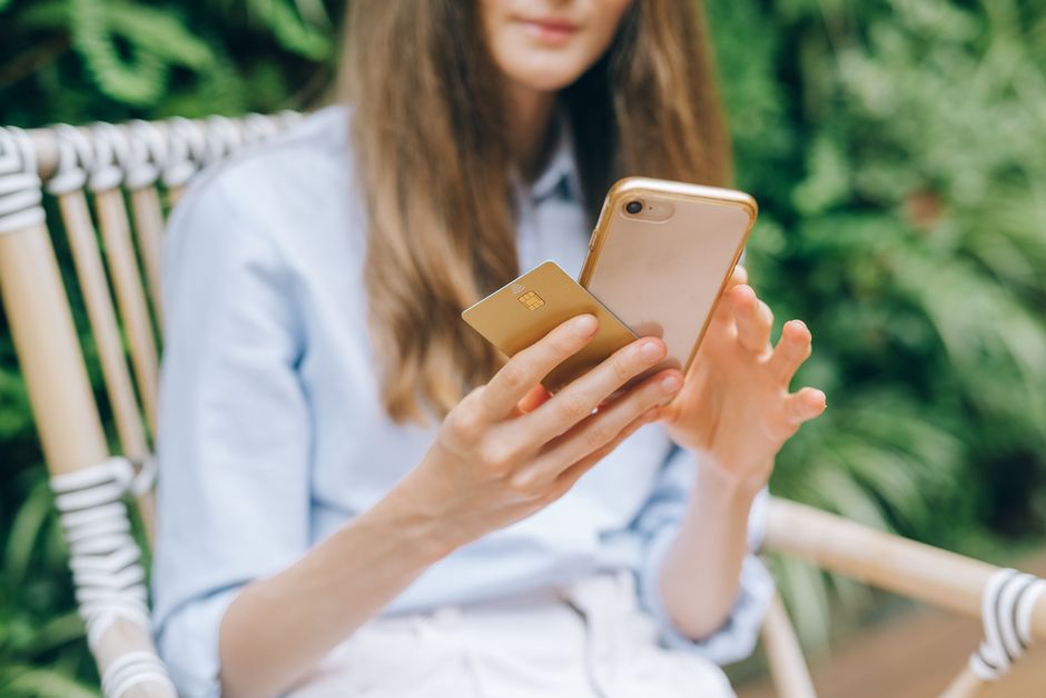 Een gebruiker die een mobiele bankapp op een smartphone bekijkt in een moderne, digitale omgeving.